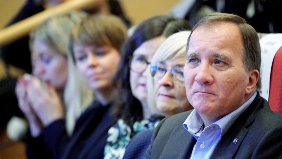 Utbildningsminister Anna Ekström (S), Ulla Löfven och statsminister Stefan Löfven (S) lyssnar på barn och barnbarn till överlevande från Förintelsen.