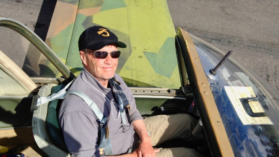 Jan Angner jobbade inom Flygvapnet (varav drygt sju år på F13 i Norrköping) och var chefsingenjör på Saab, där han jobbade med JAS-projektet under 25 år.