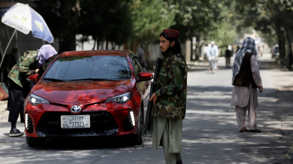 En taliban vid en vägspärr i Kabul. Storbritannien kommer vid det virtuella G7-toppmötet på tisdag att uppmana USA, Japan, Tyskland, Italien, Frankrike och Kanada att överväga sanktioner mot talibanerna.