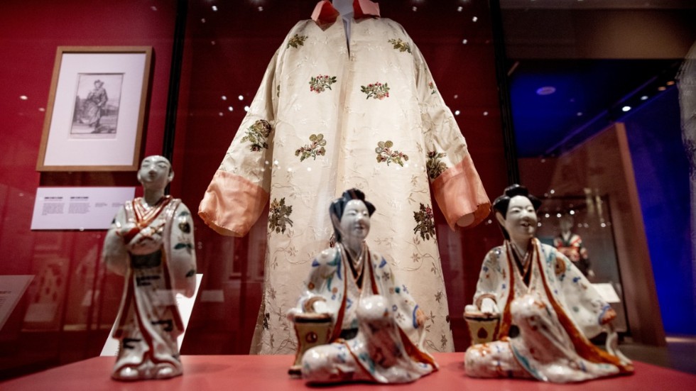 När kimonon spreds till Europa blandades modeuttryck. Här är en med krage.