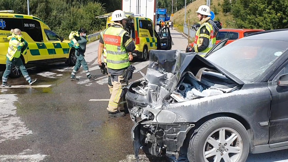 Två personer fördes till sjukhus efter den svåra trafikolyckan utanför Frödinge på tisdagsförmiddagen.