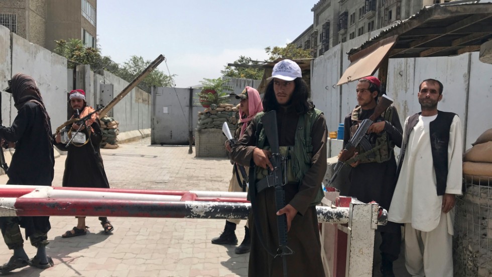 Talibaner vid en vägspärr i Kabul.