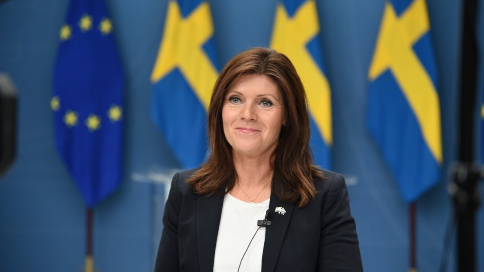 Regeringen med arbetsmarknadsminister Eva Nordmark i spetsen vill få arbetslösa att söka jobb i Norrland.