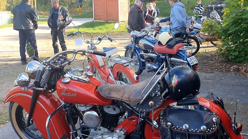    Det var mycket prat om gamla motorcyklar och mopeder på söndagens avslutning på årets veteranträffar i Lönneberga. Närmast i bild en Indian.