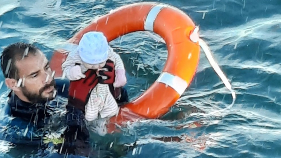 41-årige Juan Francisco Valle räddar spädbarnet ur vattnet utanför Ceuta.