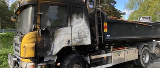 Lastbil brann med öppna lågor vid skola