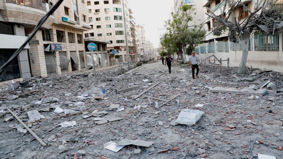 Socialdemokraterna, Vänsterpartiet och Miljöpartiet verkar stödja Hamas och ser dem som offer i konflikten. Skriver Annelie Danling Brash, Jonathan Brash. Bilden är från Gaza-city, maj 2021.