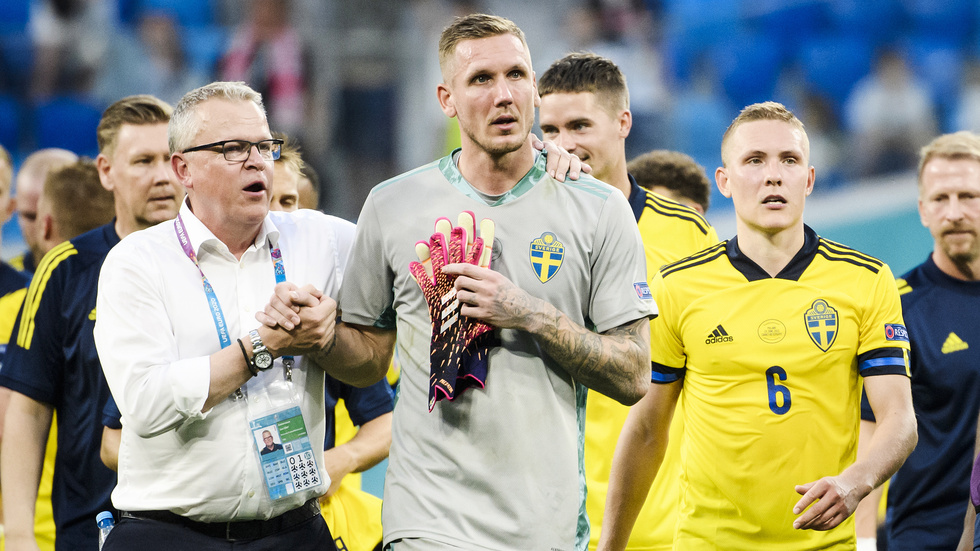 Sveriges förbundskapten Janne Andersson visar Robin Olsen sin uppskattning efter 3–2-segern mot Polen.