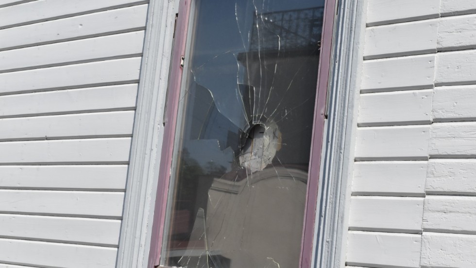 Det var två fönster i butiken som krossades. 
