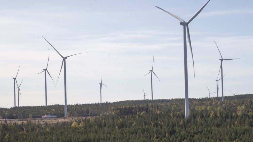 "Utbyggnaden av vindkraft är stark sedan flera år tillbaka, och kommunerna har bidragit genom att både peka ut byggbara områden och att tillstyrka projekt" skriver Daniel Badman, vd på Svensk Vindenergi.