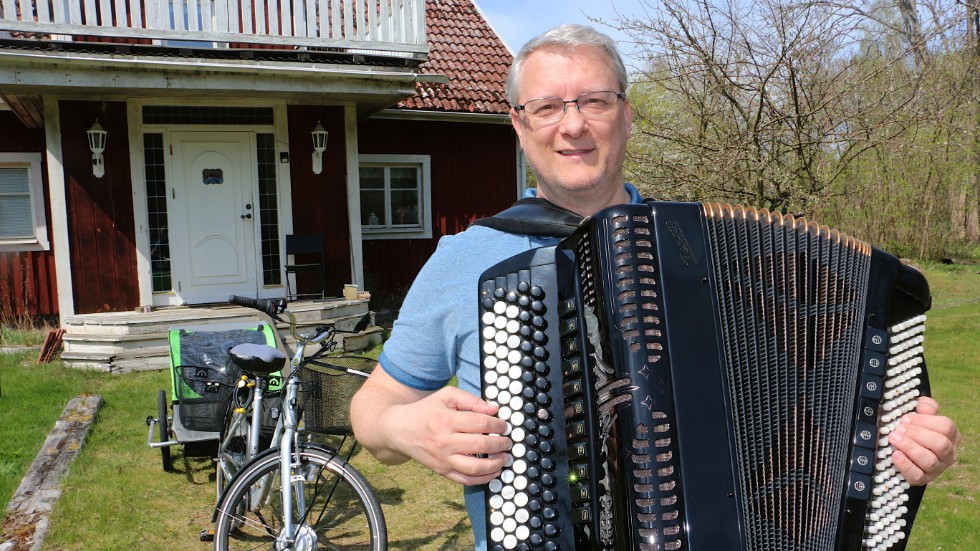 Lennart Nenne Adolfsson sjunger elcykelns lov. Nu kommer att trampa till kommande konserter i Hultsfred och Vena.