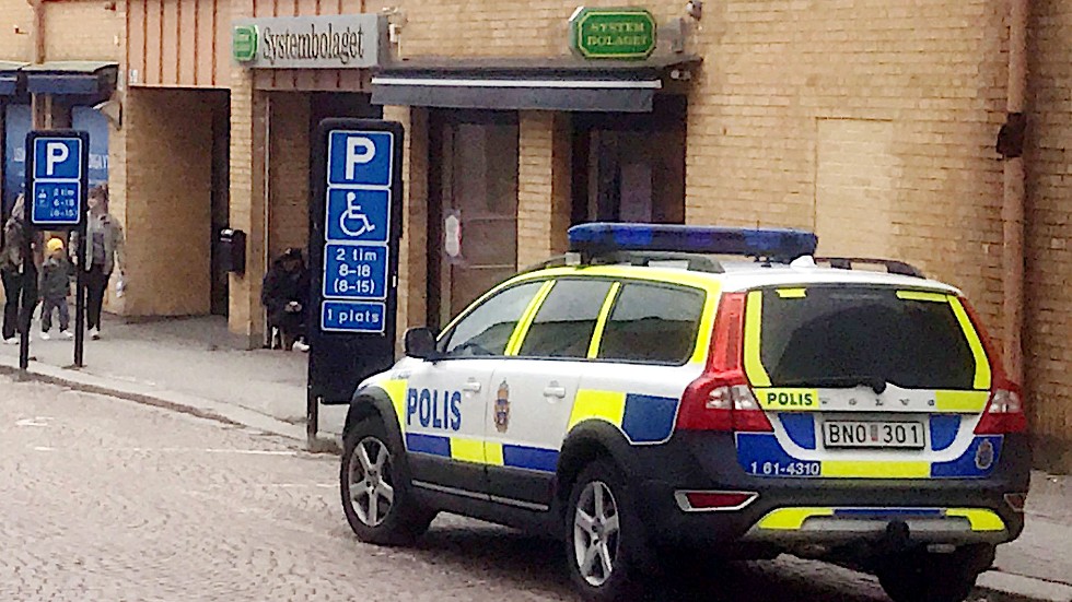 En polispatrull såg den berusade mannens iögonfallande parkering utanför Systembolaget i Vimmerby. Nu döms bilföraren till fängelse av Kalmar tingsrätt. Mannen är känd av polisen och tidigare dömt för liknande brott vid ett flertal tillfällen.