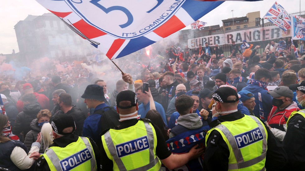 Polis försöker hålla Glasgow Rangers-fans under kontroll.