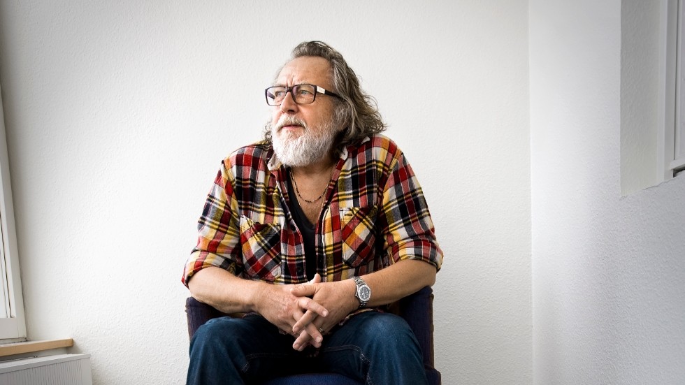 Ulf Lundell är låtskrivare, musiker, författare och konstnär. Sedan 2018 publicerar han sina dagböcker under titeln "Vardagar". Nyligen kom "Vardagar 4" och "Vardagar 5", i vilka vi kan följa honom från hösten 2019 fram till hösten 2020.
