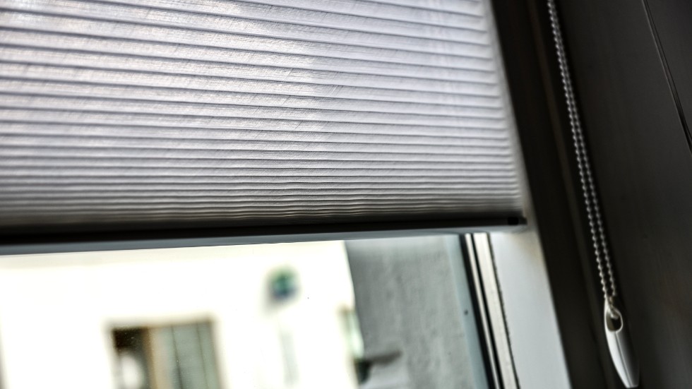 "Av den värme som läcker ut från huset försvinner mycket genom fönstren. Därför gör det relativt stor skillnad att dra ned persienner och gardiner på nätterna, i förhållande till hur billig lösningen är", skriver debattören.