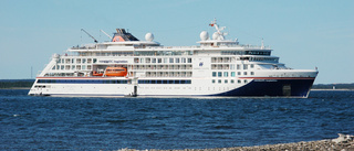 Hårda vindar tvingar kryssningsfartyg till Slite hamn – passagerarna bussas till Visby