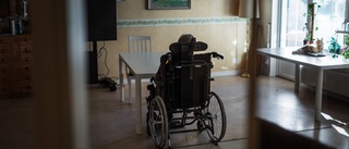 Hemtjänsttagare gled ur rullstolen och bröt foten – vården dröjde ett dygn ✓Utredaren: "Risk för liknande olyckor i framtiden"