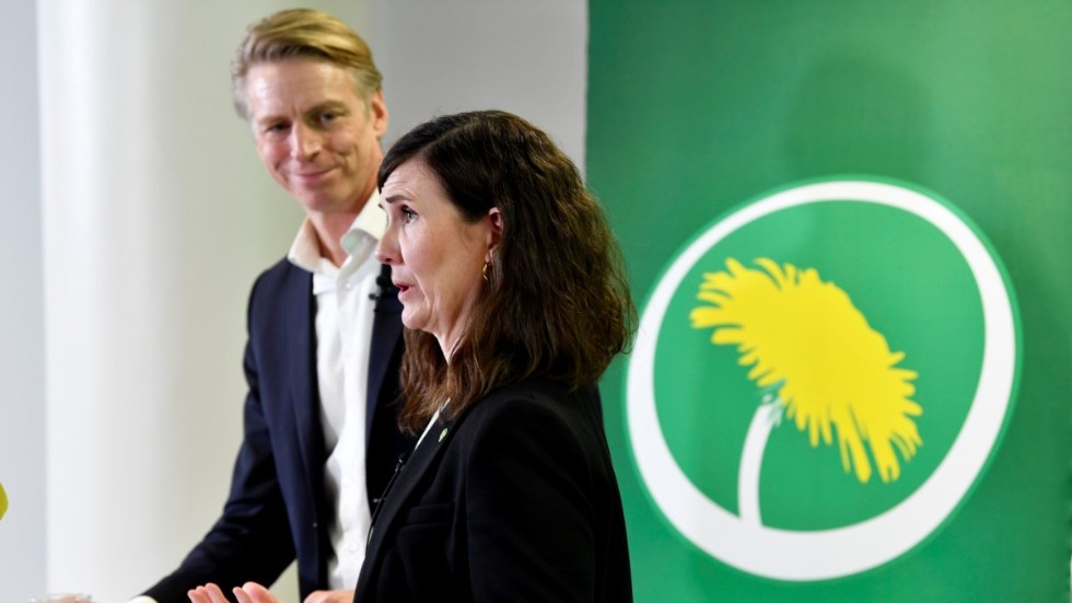 Miljöpartiets språkrör Per Bolund och Märta Stenevi var tidigare ett regeringsparti och - enligt debattören - en pådrivande aktörbakom dagens höga diselpriser i Sverige. 
