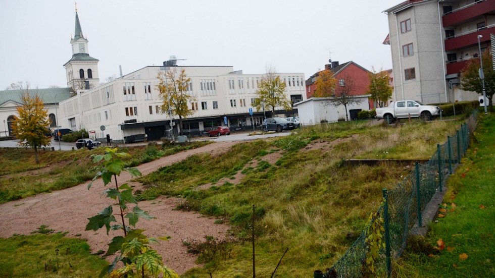    Fastigheten Uven i centrala Vimmerby där Vimarhem har långt framskridna planer på att bygga 32 nya hyreslägenheter. Men detaljplanen är överklagad och domstolen vet inte när ett beslut kan tas.