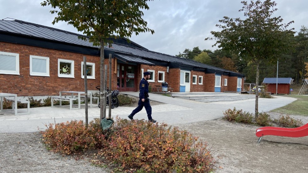 På Fröslundaskolan har eleverna blivit inrymda tre gånger det senaste året, eftersom det inte varit säkert att vistas på skolgården. 