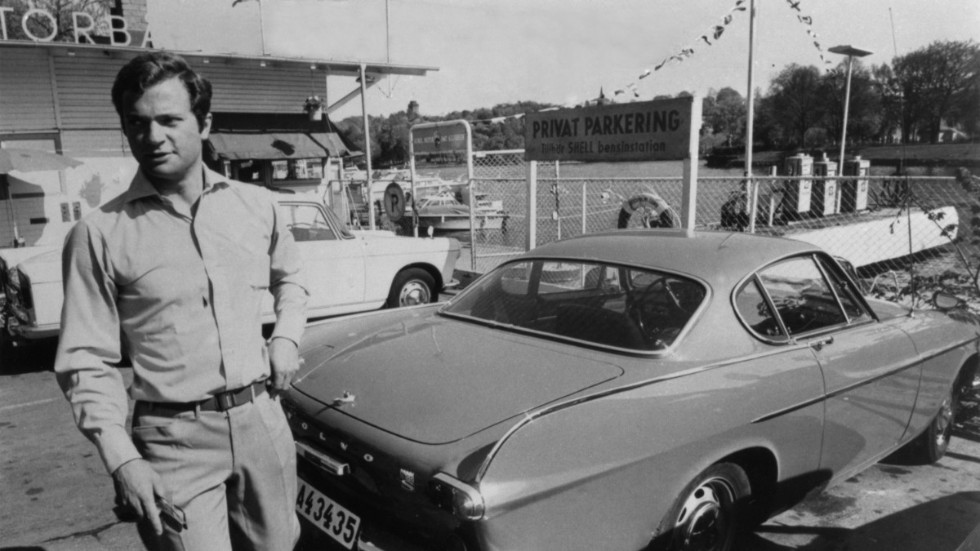 Kungens intresse både för miljö och bensinslukande motorfordon kan ge problem med trovärdigheten menar insändarskribenten. Bilden med dåvarande kronprinsen och hans Volvo P1800 är från juni 1969.