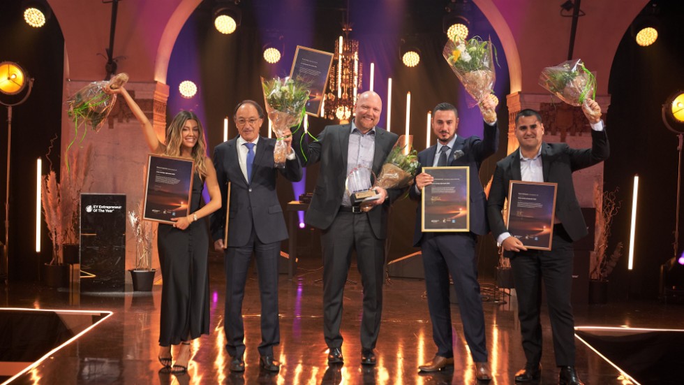 Så här såg det ut i mars, när David Modig (mitten) vann pris som "Årets främsta entreprenör" vid Sverigefinalen. Här ses han tillsammans med galans övriga pristagare. Ikväll avgörs om han tar hem segern in den stora världsfinalen.