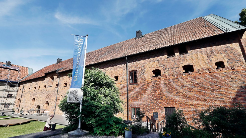 Klostermuseet i Vadstena såväl förtjänar som behöver en säkrad finansiering och ett övertagande från staten, skriver artikelförfattarna.