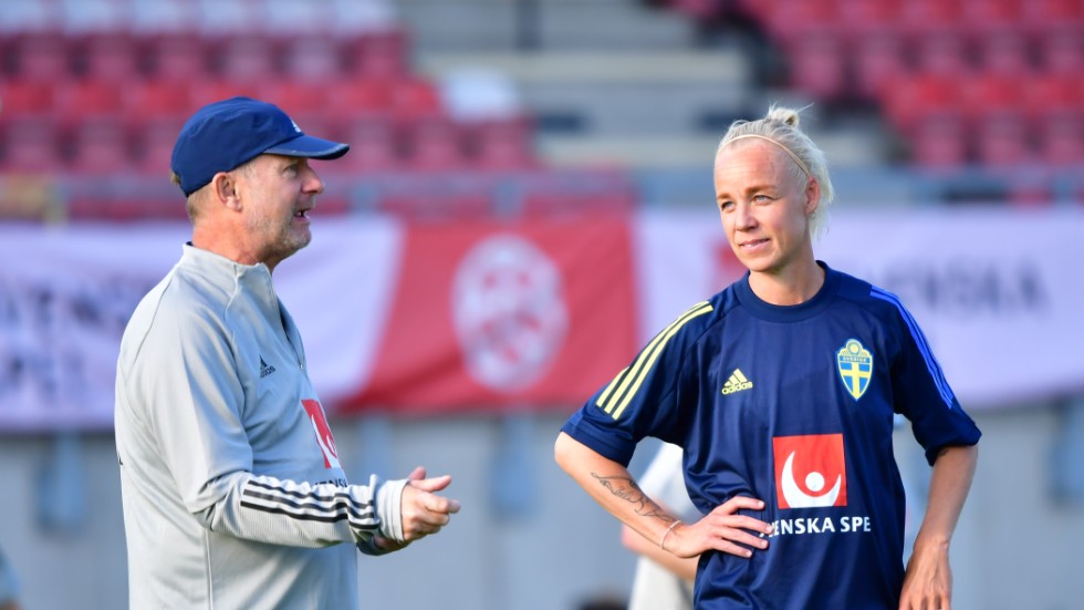 Förbundskapten Peter Gerhardsson och Caroline Seger under en av landslagets träningar i Kalmar.