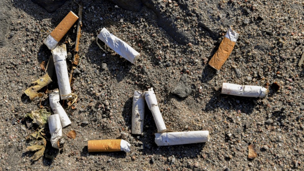 Insändarskribenten tycker att hemtjänstpersonal som röker ska ta hand om sina fimpar och inet slänga dem på gatan. (Arkivbild)