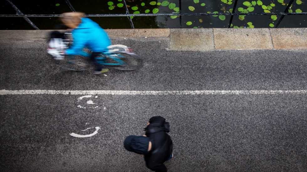 "Om fler istället väljer att gå och cykla, blir det fler som rör sig i stan", skriver Björn Åslund.