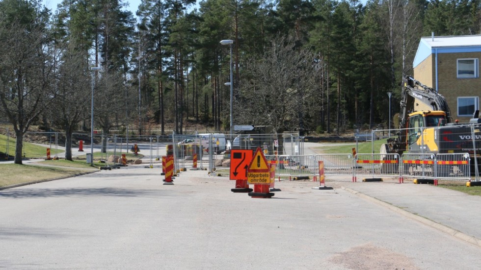 Den första etappen av rivningen i Stålhagen är i gång. Den innebär bygget av nya ledningar. Den delen ska bli klar i maj, den stora etappen blir efter sommaren.