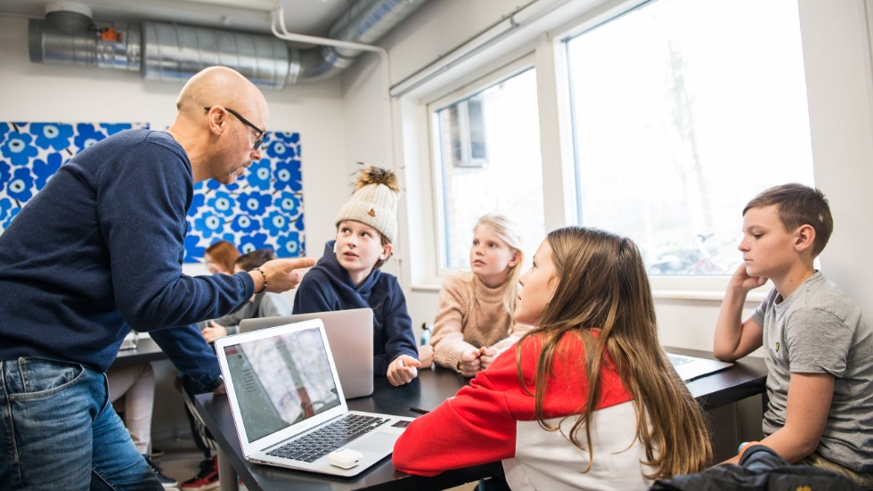 "Vi vill ha en fungerande skola med goda villkor för lärare att utföra sitt jobb, det är en förutsättning för bygget av ett bra samhälle", skriver representanter från Sveriges Lärare i Västervik i dag på Världslärardagen.