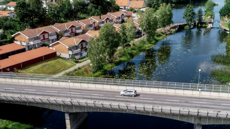 Förläng de befintliga staketen mellan gång-och cykelbanorna och vägen på Hjulsbrobron, föreslår insändarskribenten.