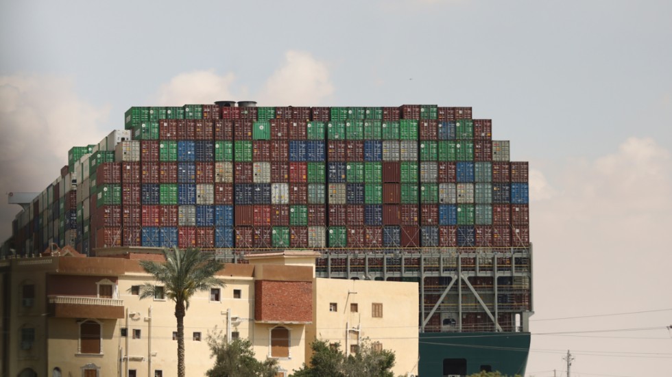 Svenska Ikea har drygt 100 containrar på fartyget Ever Given som strandat och blockerar Suezkanalen.
