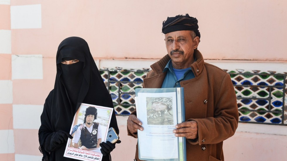 Sheima al-Rabizi och Awad Ahmad Hussein al-Rabizi bor i södra Jemen och vill veta varför deras fängslade broder och son ännu inte har ställts inför rätta.