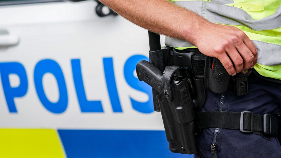 En polis i Skåne får 25 procents löneavdrag under fem dagar efter att ha avlossat ett vådaskott på ett hotellrum. Arkivbild.