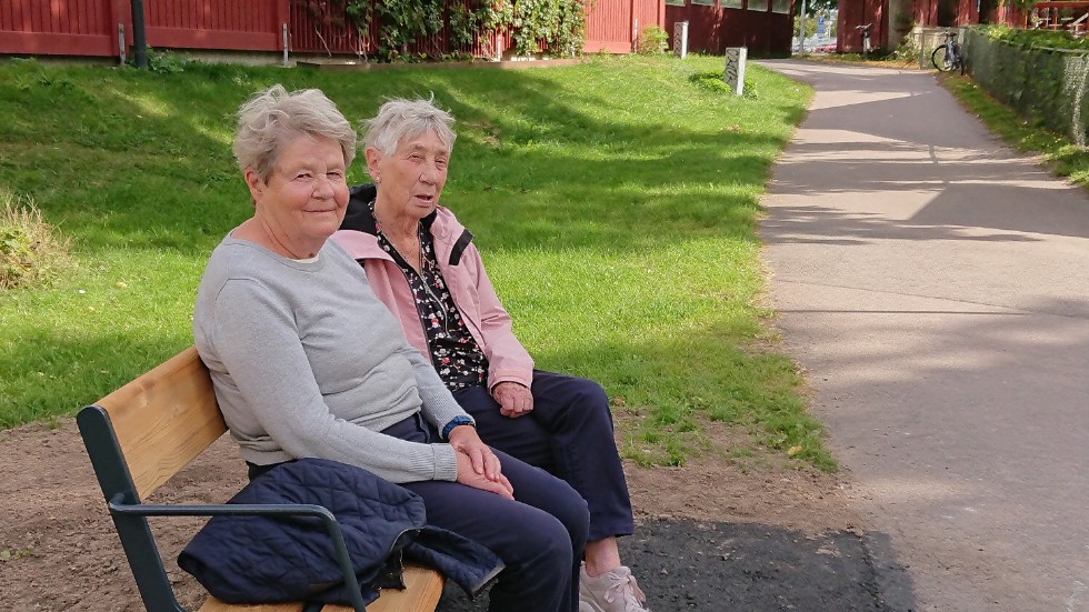 Margareta Klingspetz och Siv Nordqvist är glada över de nya parkbänkarna i Tannefors.