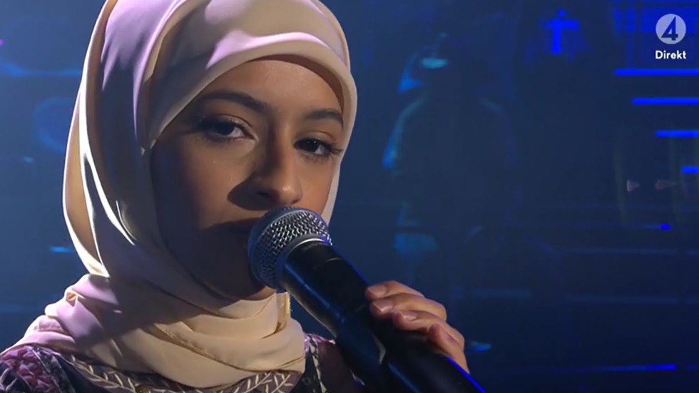 Amena Alsameai valde att sjunga Auroras version av Leonard Cohen-låten Famous blue raincoat. Den förstnämnda artisten har själv uppmärksammat Amena och hennes sångröst på appen TikTok, där Vimmerbytjejens klipp klickats på 10 miljoner gånger.