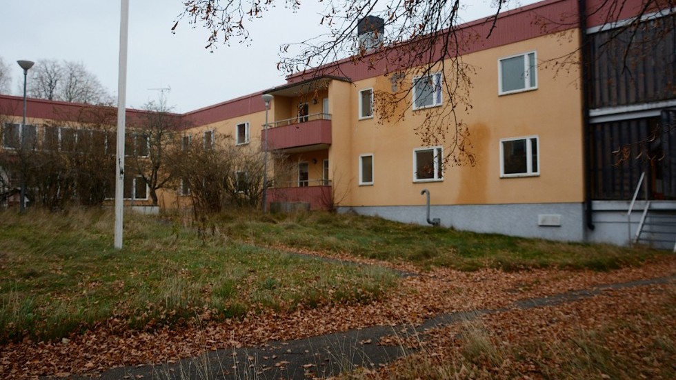 Eken på Smedjegatan i Vimmerby var kommunalt äldreboende i omkring 40 år men står tomt sedan kommunen flyttade ut 2015. Nya ägaren SBB Norden AB har ännu inte bestämt vad man ska göra med fastigheten.