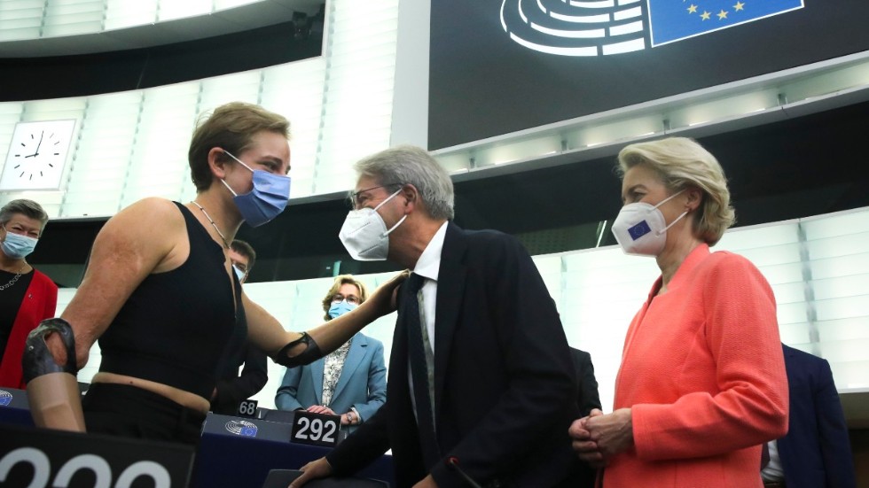 Italienska paralympiern Beatrice Vio (till vänster) på plats i EU-parlamentet i Strasbourg med bland EU-kommissionens finansansvarige Paolo Gentiloni (mitten) och ordförande Ursula von der Leyen (till höger).