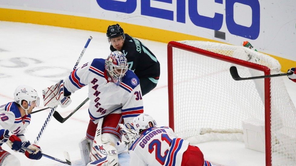 New York Rangers målvakt Igor Sjestiorkin räddade 32 skott, med räddades också av sina stolpar, som på bilden.