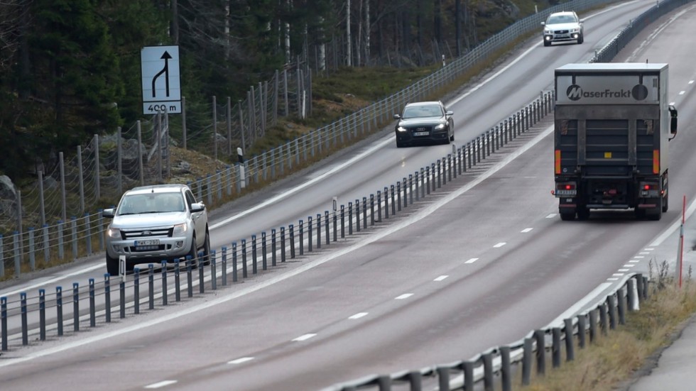 Enligt Trafikverket är mötesseparering det bästa sättet att minska antalet döda på vägarna, skriver bland andra Carina Sundbom, gruppledare för Centerpartiet i Skellefteå.