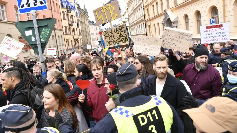 En demonstration mot coronarestriktioner hölls i Stockholm under lördagen.