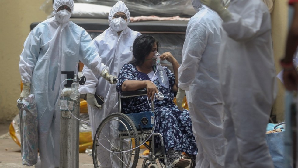 Vårdpersonal tar hand om en covidpatient i Bombay i Indien – där pandemin skenar utom kontroll.