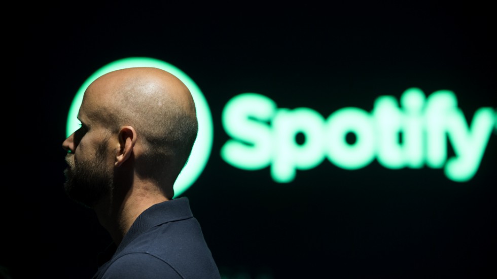 Spotify, med grundaren Daniel Ek i förgrunden, utnyttjas av kriminella för pengatvätt, enligt en ny granskning. Arkivbild.