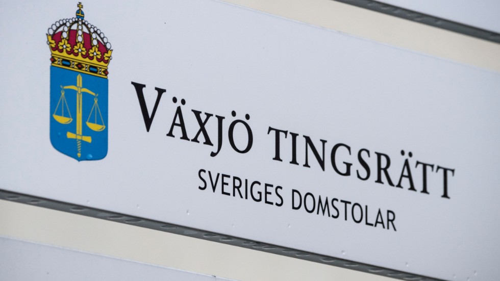 Tingsrätten i Växjö dömer en man till fängelse för att ha kastat brandbomber mot bilar. Arkivbild.
