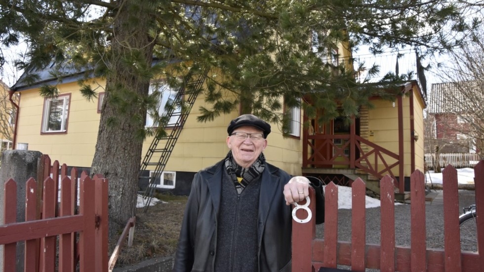 "Min fru minns det här trädet när det var ett litet tallskott", berättar Bengt Martinsson som säger sig trivas storartat i det gula huset på Dalagatan. 