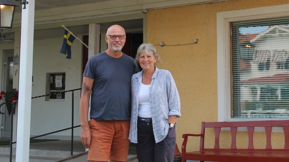 Kenneth Johansson och Ewa Pettersson utanför sitt vandrarhem i Horn.