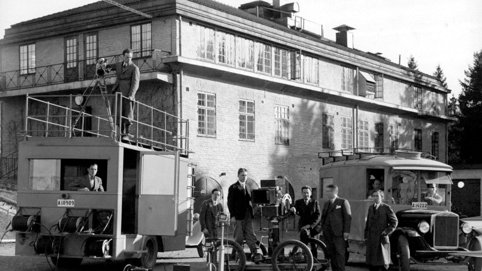 Filmskapande är aldrig en soloprestation. Här ett filmteam i Filmstaden i Solna under studiosystemets dagar, som sträckte sig från 1920-talet fram till 1950-talet. Manusförfattarna var under denna tid ofta fast anställda av en filmstudio – och anonyma.
