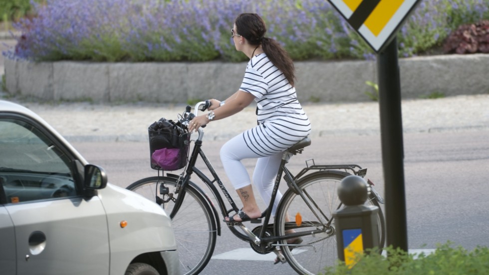 De flesta bilister i Västervik stannar och släpper över cyklister vid övergångsställen, men skillnaden är stor om man som cyklist kommer fram till ett övergångsställe där bilar redan är på väg att passera, konstaterar insändarskribenten.